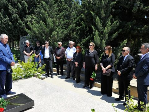 Teatr kollektivi Siyavuş Aslanın və oğlunun məzarlarını ziyarət edib