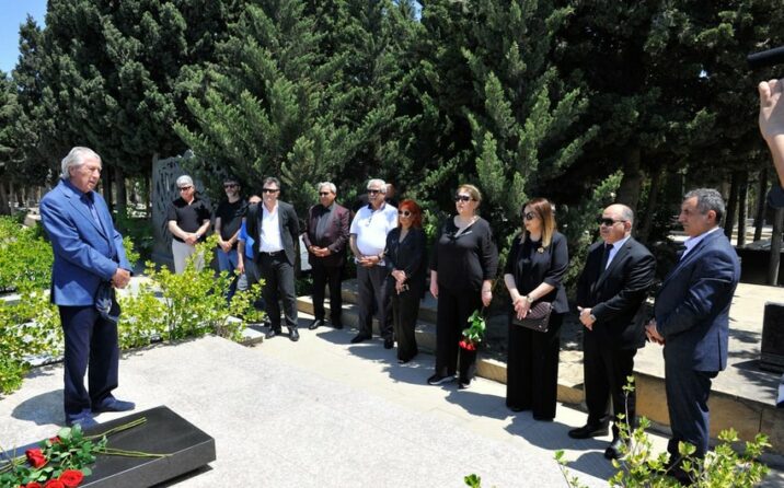Teatr kollektivi Siyavuş Aslanın və oğlunun məzarlarını ziyarət edib Teatr kollektivi Siyavuş Aslanın və oğlunun məzarlarını ziyarət edib