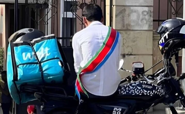 Fotosu ilə gündəm olan məzun kimdir?