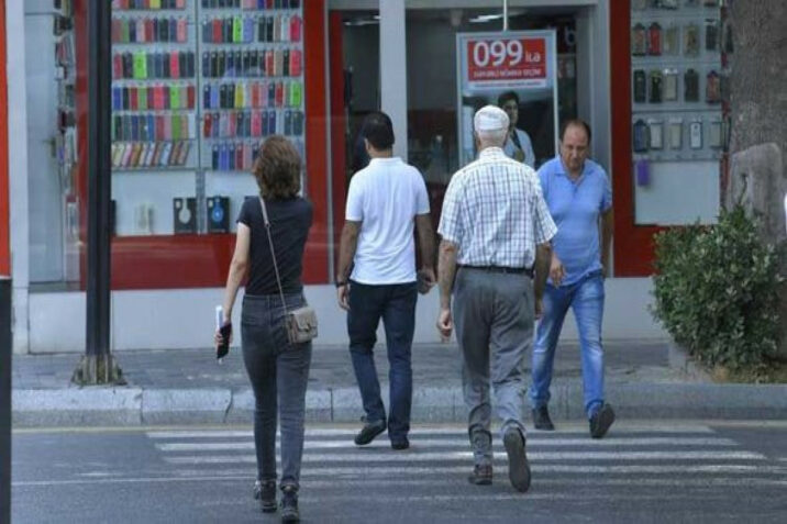 Piyadalara yol verməyən sürücülərə müraciət olundu Piyadalara yol verməyən sürücülərə müraciət olundu