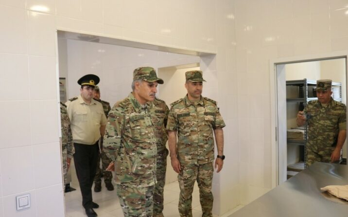 Xanlar Vəliyev azad olunmuş ərazilərdə hərbçilərlə görüşüb