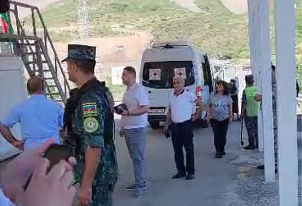 Ermənilər “Laçın” sərhəd məntəqəsindən maneəsiz keçir