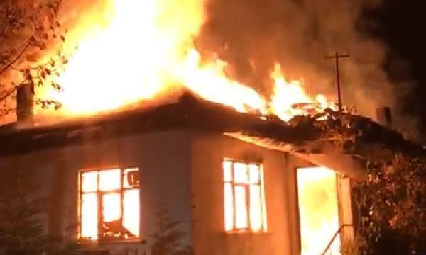 Biləsuvarda ev yandı – Xəsarət alan var
