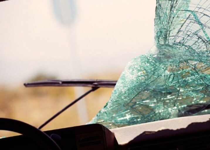 Bakıda avtomobil yol ayırıcısına çırpıldı