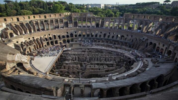 2000 illik tarixi abidəyə özünün və sevgilisinin adını yazdı