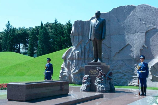 Albaniya Prezidenti Bayram Beqay ulu öndər Heydər Əliyevin məzarını ziyarət edib