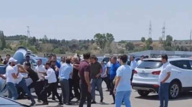 Maşın bazarında kütləvi dava