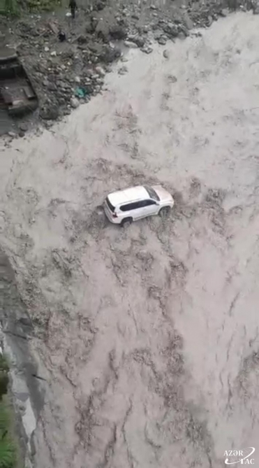 İsmayıllıya qonaq gələn Türkmənistan vətəndaşlarının maşınını sel apardı