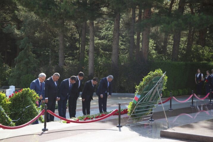 Jurnalistlər Heydər Əliyevin və Zərdabinin məzarını ziyarət edib