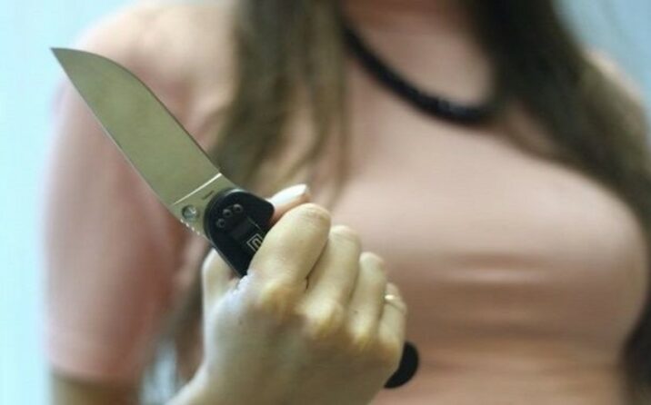 Ərini bıçaqlamaqda təqsirləndirilən qadın SAXLANILDI