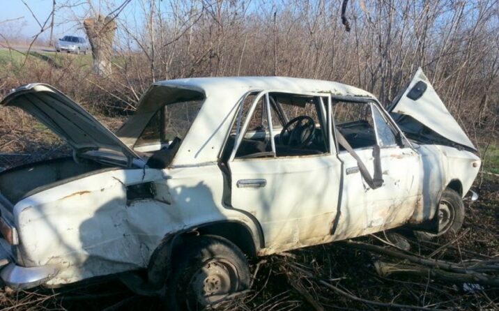 Maşın maneəyə çırpıldı – 4 nəfər yaralandı