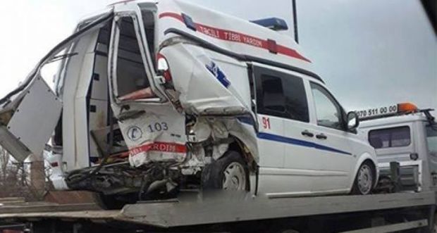 Hacıqabulda təcili tibbi yardım maşını qəzaya uğradı: Xəsarət alanlar var