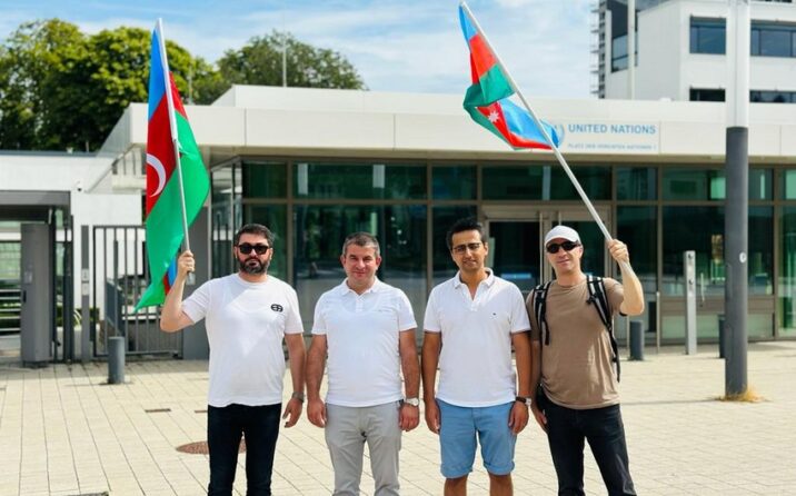 Azərbaycanlılar BMT-nin Bonn şəhərində yerləşən ofisinin önündə etiraz aksiyası keçirib Azərbaycanlılar BMT-nin Bonn şəhərində yerləşən ofisinin önündə etiraz aksiyası keçirib