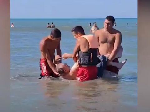 “Qızılqum” çimərliyində batma təhlükəsi ilə üzləşən ata və iki oğlu xilas olunub