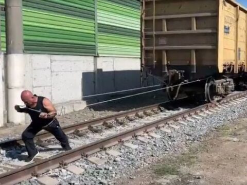 Azərbaycan pəhləvanı Əliyar Musayev üç vaqonu dartdı