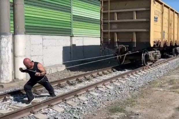 Azərbaycan pəhləvanı Əliyar Musayev üç vaqonu dartdı