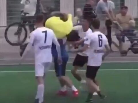 Rusiya futbolunda biabırçı hadisə: Futbolçu kamerunlu hakimi döydü