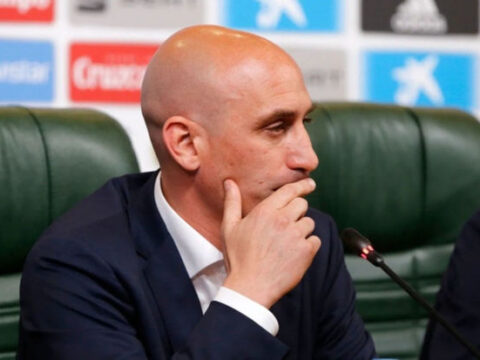 FIFA qadın futbolçunu dodağından öpən federasiya prezidentinin futbol fəaliyyətinə qadağa qoydu