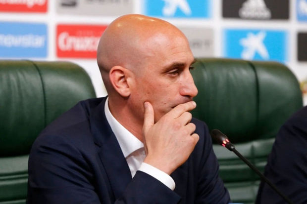 FIFA qadın futbolçunu dodağından öpən federasiya prezidentinin futbol fəaliyyətinə qadağa qoydu FIFA qadın futbolçunu dodağından öpən federasiya prezidentinin futbol fəaliyyətinə qadağa qoydu
