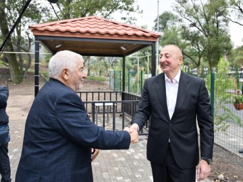 Prezident və birinci xanımın sakinlərlə səmimi FOTOLARI