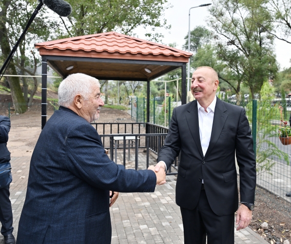 Prezident və birinci xanımın sakinlərlə səmimi FOTOLARI Prezident və birinci xanımın sakinlərlə səmimi FOTOLARI