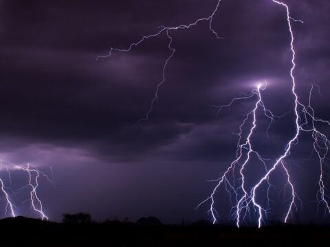 Bəzi rayonlarda şimşək çaxıb, leysan yağıb