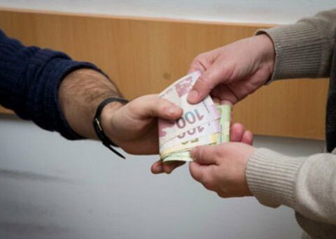 Ailə başçısı rüşvət və s. kimi haram yolla pul qazanırsa, ailə üzvləri necə davranmalıdır?..