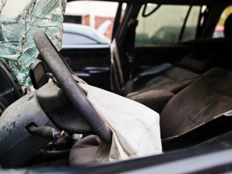 Şəkidə avtomobil ağaca çırpılıb, xəsarət alan var