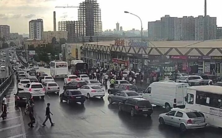 Bakının bir sıra yollarında nəqliyyatın sıxlığı yaranıb