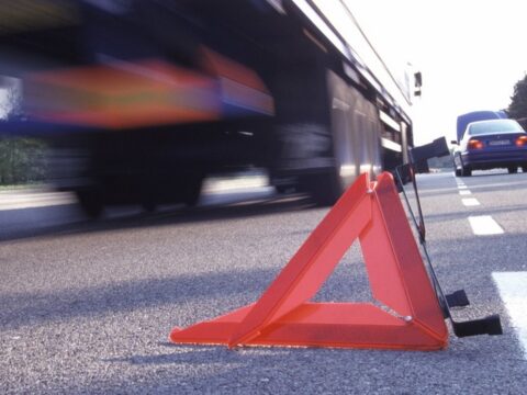 Yevlaxda yük avtomobili minik maşınına çırpılıb, xəsarət alanlar var