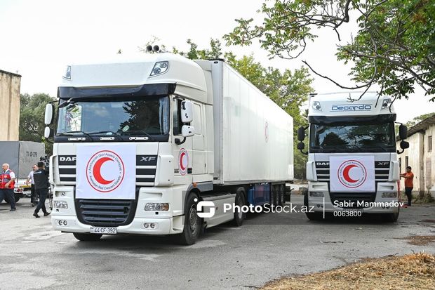 Bakıdan erməniəsilli şəxslərə humanitar yardım aparan karvan Ağdam-Xankəndi yolunda Bakıdan erməniəsilli şəxslərə humanitar yardım aparan karvan Ağdam-Xankəndi yolunda