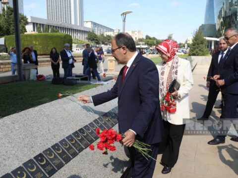 ​Zəfər Günü münasibəti ilə Bakıdakı Türk şəhidliyi abidəsi ziyarət olunub