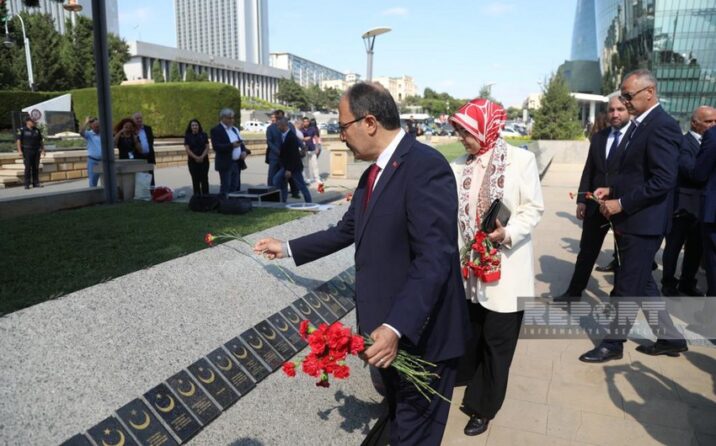 Zəfər Günü münasibəti ilə Bakıdakı Türk şəhidliyi abidəsi ziyarət olunub Zəfər Günü münasibəti ilə Bakıdakı Türk şəhidliyi abidəsi ziyarət olunub