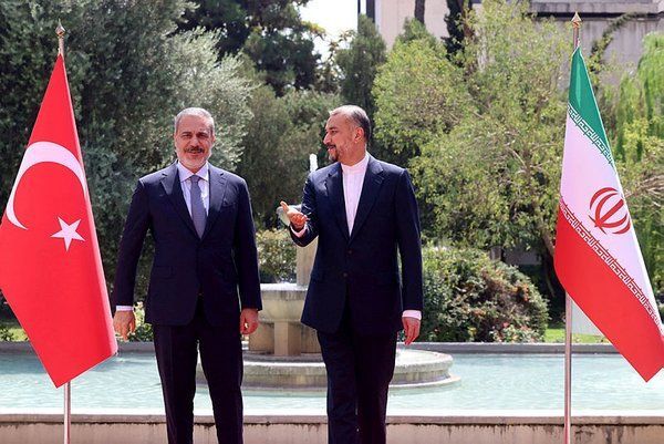 Hakan Fidan iranlı həmkarı ilə görüşüb Hakan Fidan iranlı həmkarı ilə görüşüb