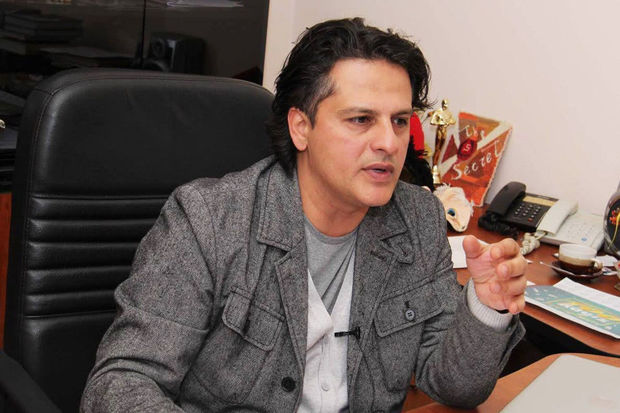 Kukla Teatrının baş rejissoru işdən azad olunması barədə ərizə yazıb Kukla Teatrının baş rejissoru işdən azad olunması barədə ərizə yazıb