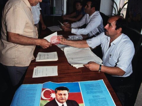 Sentyabrın 8-də Azərbaycan Mütəllibovu ilk prezident seçmişdi