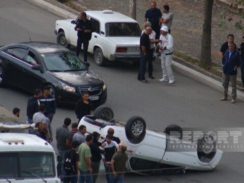 Gəncədə toqquşan avtomobillərdən biri aşıb, xəsarət alan var
