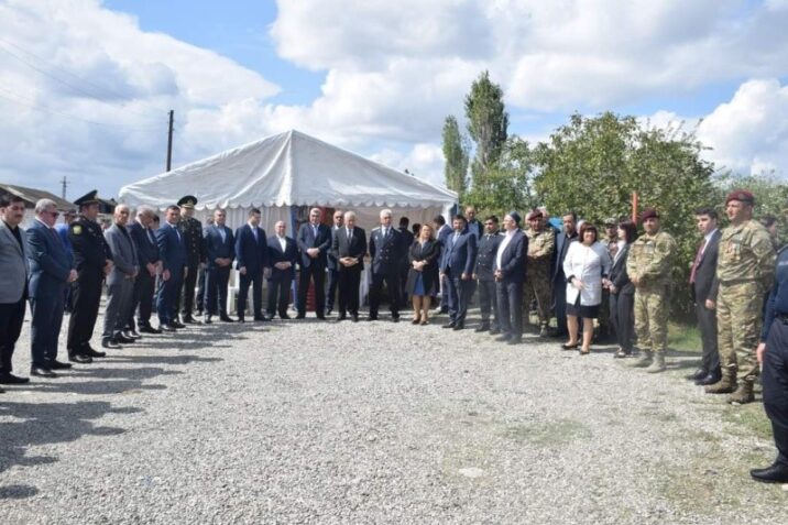İcra başçısı və deputat şəhid məzarını ziyarət edib, il mərasiminə qatılıblar İcra başçısı və deputat şəhid məzarını ziyarət edib, il mərasiminə qatılıblar