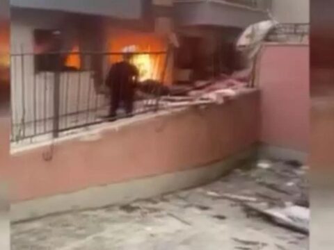 Ankarada yaşayış binasında partlayış olub, ölən var