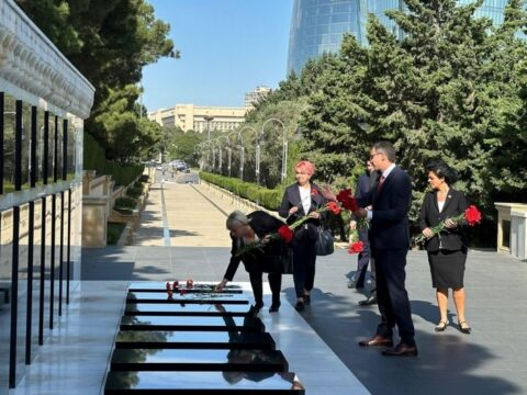 Gürcüstan parlamentinin nümayəndə heyəti Şəhidlər xiyabanını ziyarət edib