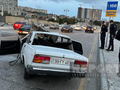 Bakıda avtomobil elektrik dirəyinə çırpılıb