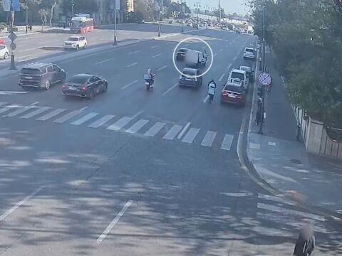 Piyada keçidindən keçməyən qadını maşın vurdu