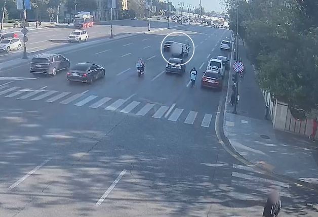Piyada keçidindən keçməyən qadını maşın vurdu Piyada keçidindən keçməyən qadını maşın vurdu