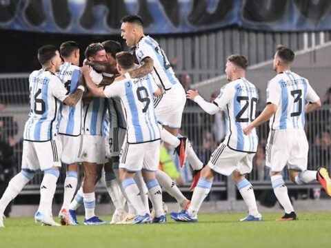 Argentina qələbə qazanıb lider oldu