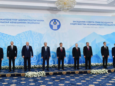 İlham Əliyev Bişkekdə Prezident Şavkat Mirziyoyevin təltifolunma mərasimində iştirak edib