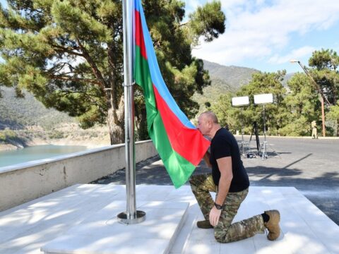 Prezident İlham Əliyev Sərsəng su anbarının ərazisində Azərbaycanın Dövlət Bayrağını ucaldıb