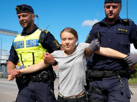 İsveçli iqlim fəalı Qreta Tunberq Britaniyada saxlanılıb