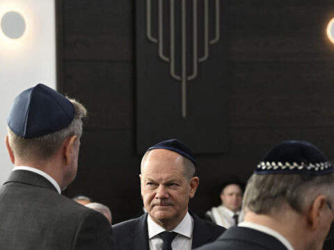 Şolts yəhudi baş geyimində görüntüləndi