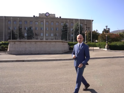 Xankəndidən İLK VERİLİŞ: Separatçıların ayaq altında qalan poqonları və şəxsi əşyaları – VİDEO