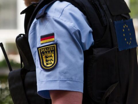 Hamburq aeroportunda qızını girov götürən silahlı şəxs Türkiyəyə uçmaq istəyir